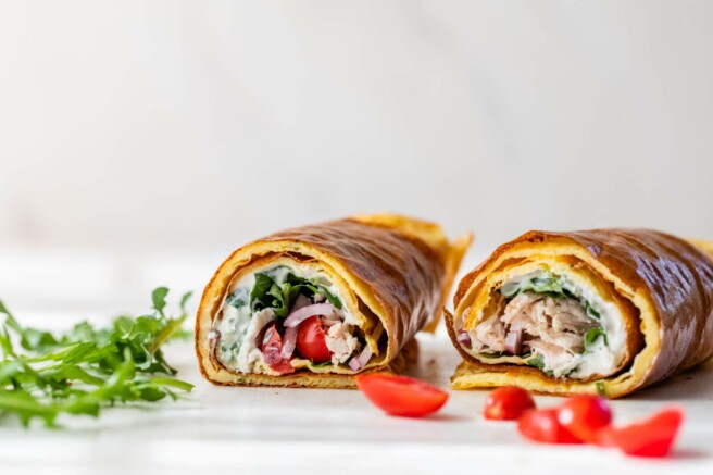 Cottage cheese flatbread filled with meat and vegetables.